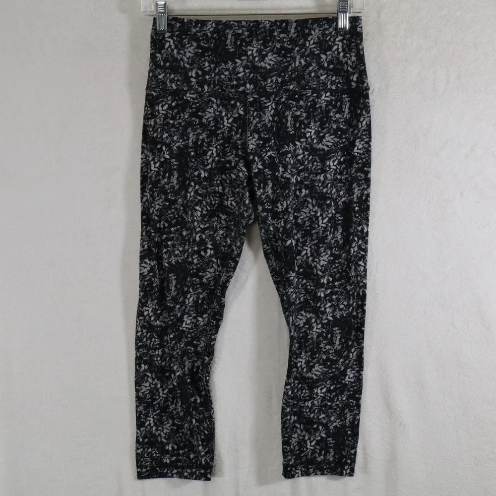 Lululemon Mid Rise Size 6 Cropped Athletic Leggings Abstract Print Workout Yoga - Picture 1 of 6